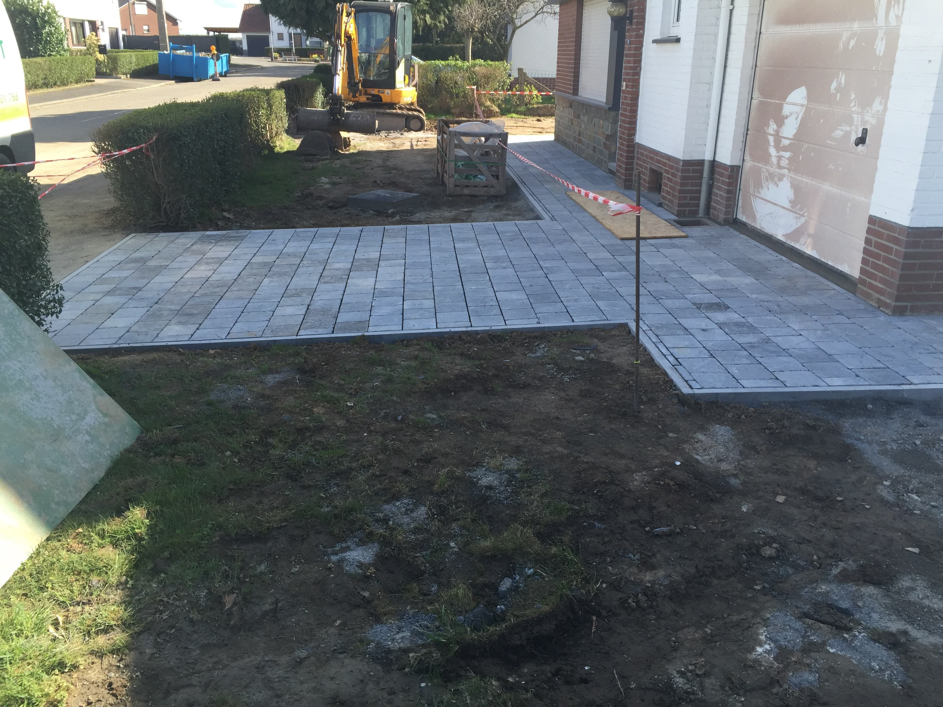 Allée pavée en cours de finition devant une maison