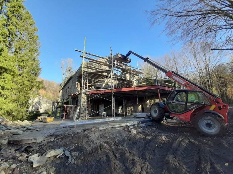 Chargeur télescopique sur le chantier d’une maison en construction