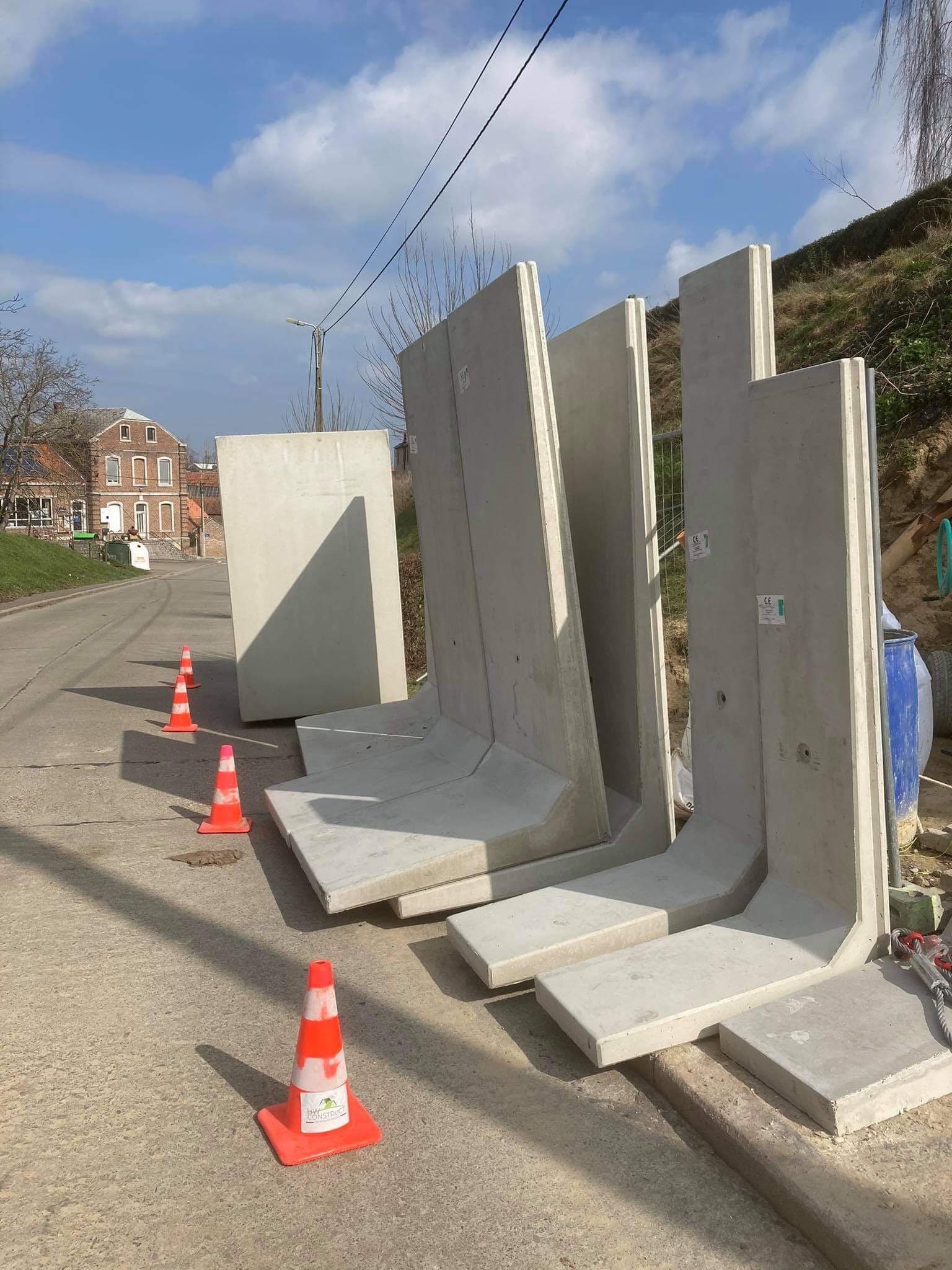 Éléments de soutènement en béton posés le long d’une rue