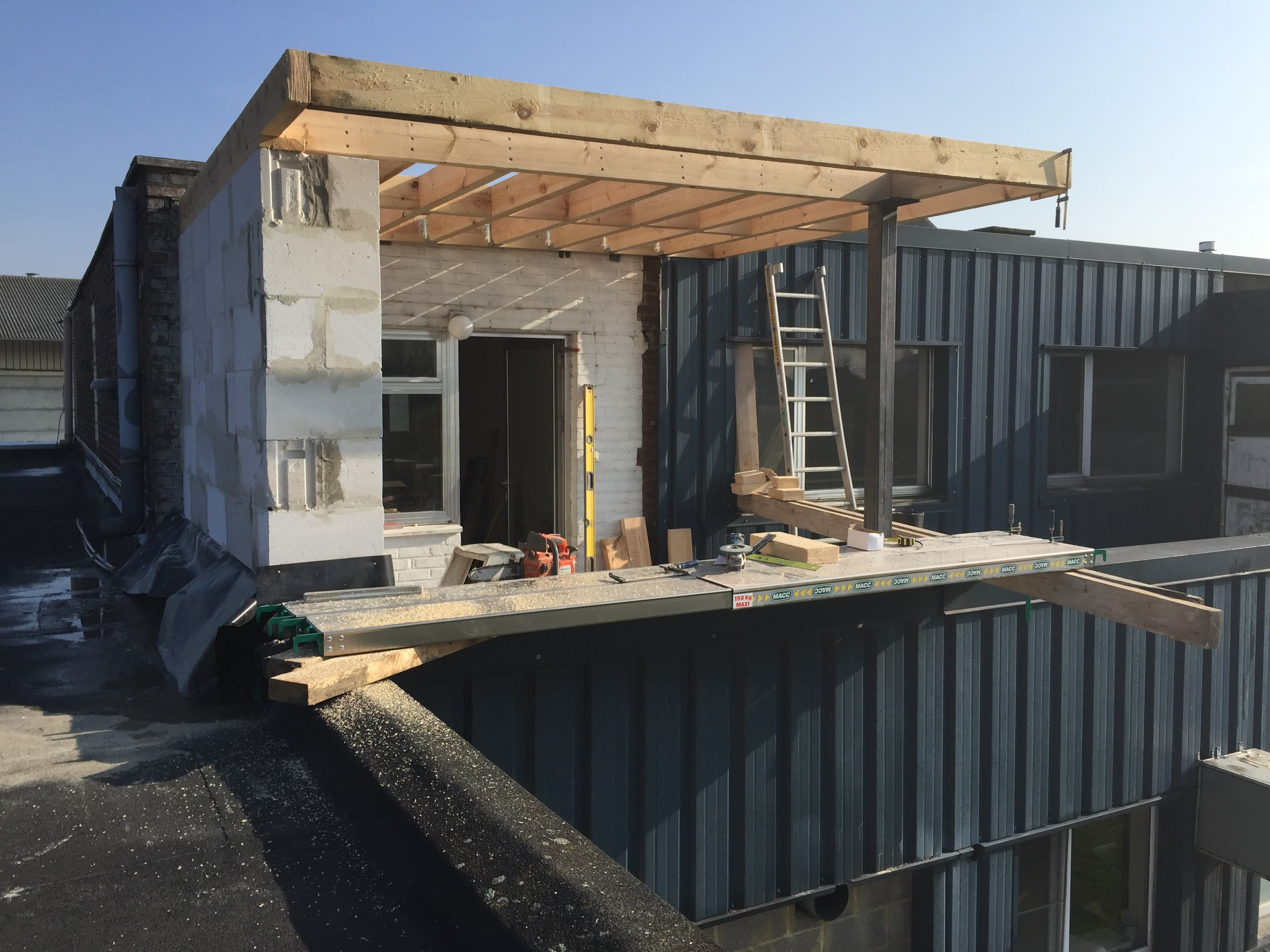 Extension en cours de construction, dalle et poutres en place