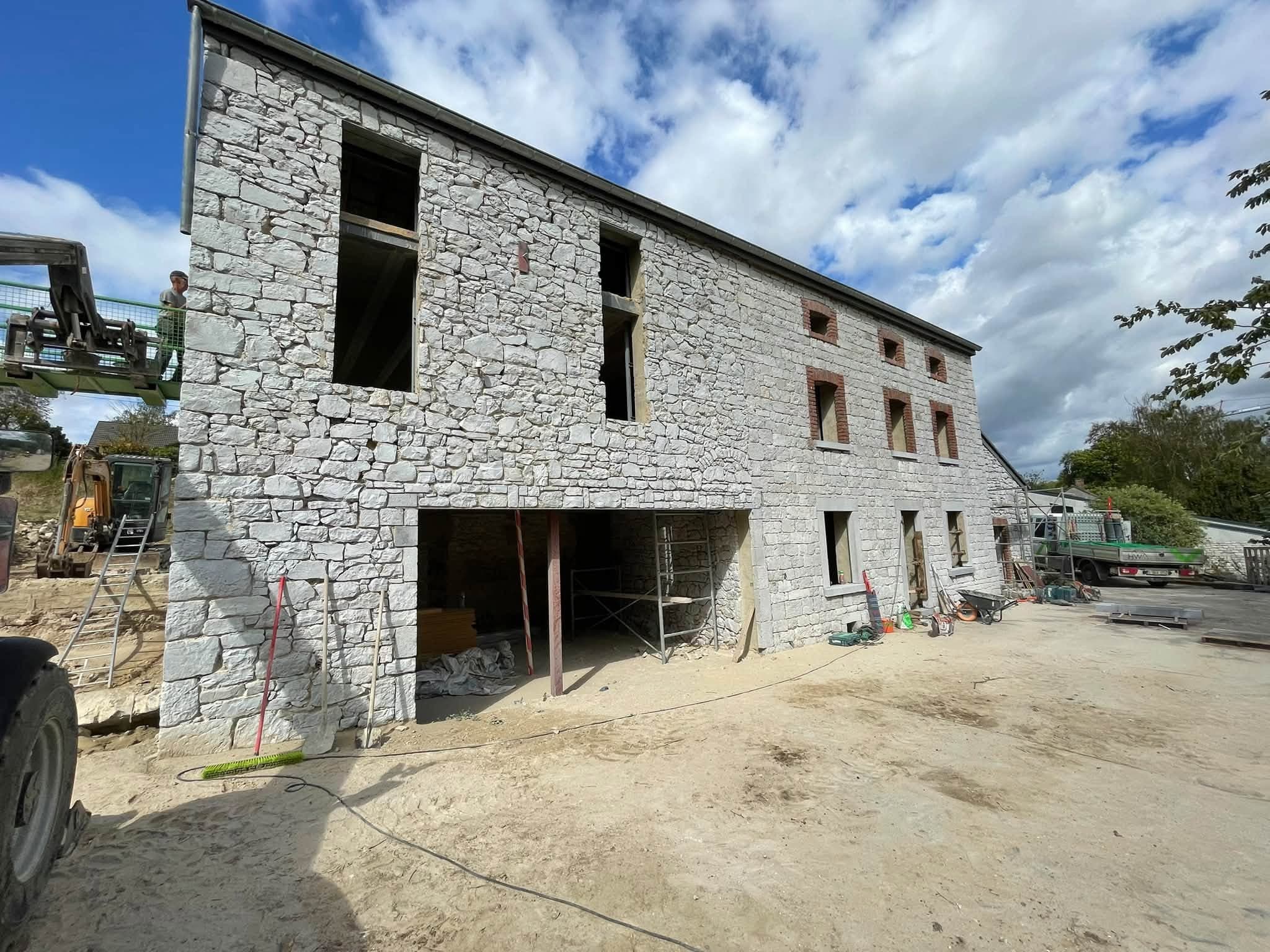 Grange en pierre restaurée, façade aux ouvertures neuves