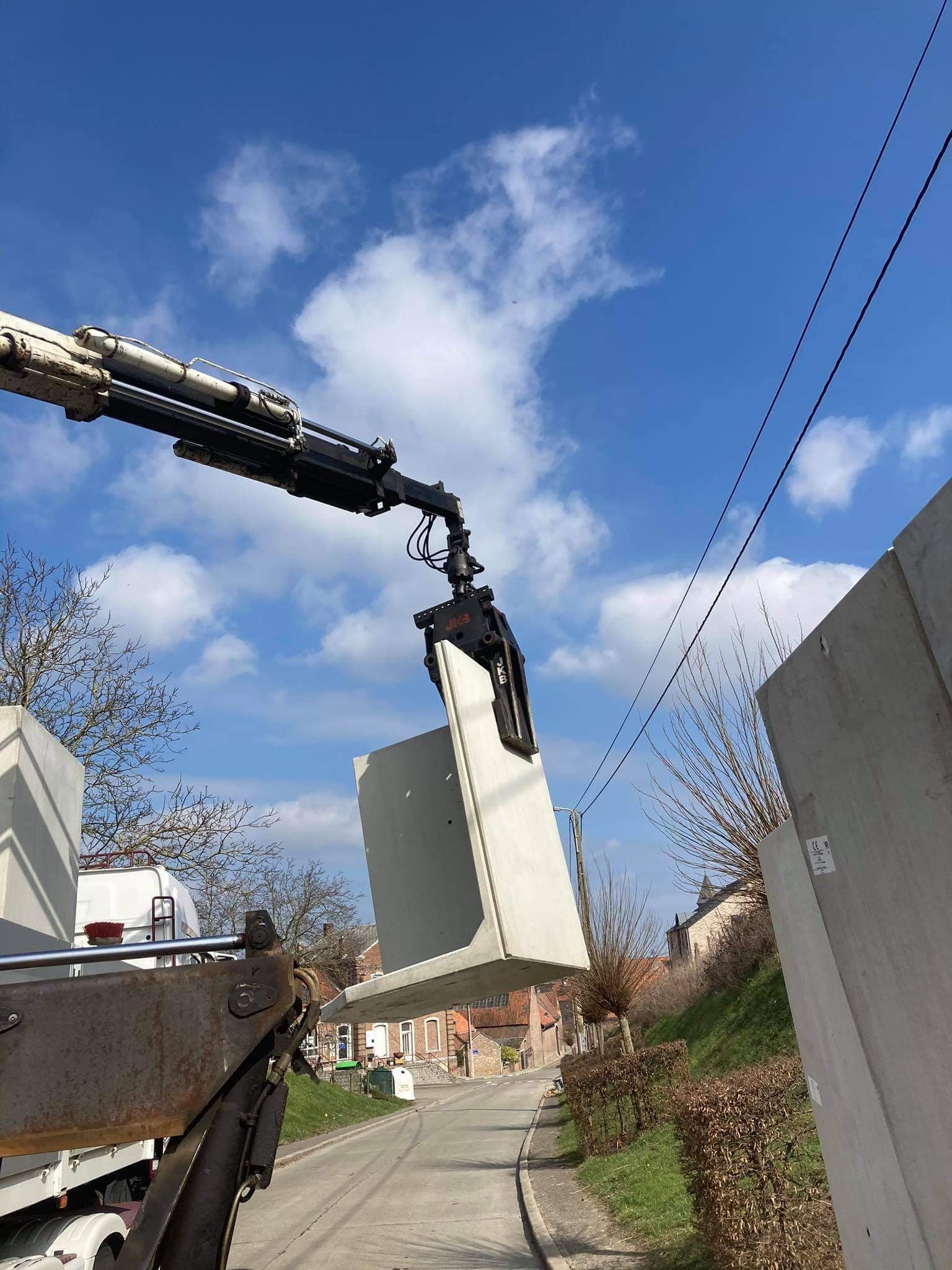 Grue déchargeant un élément de mur préfabriqué
