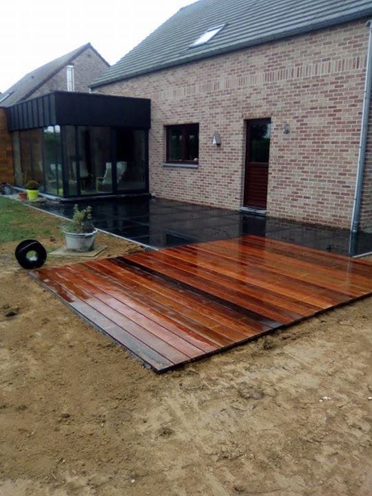 Maison neuve en brique avec sa terrasse en bois