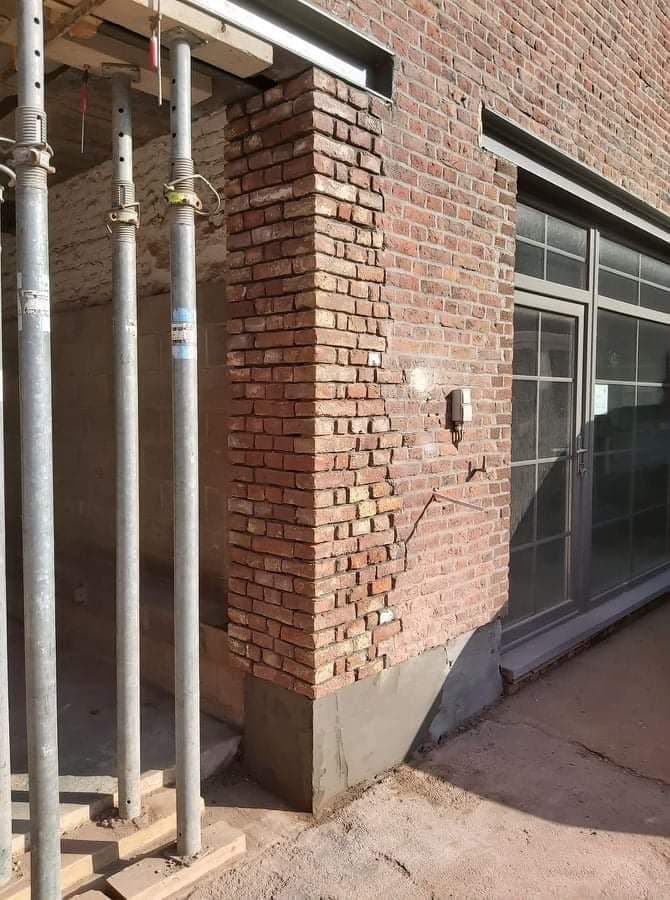 Mur en briques étayé pendant une reprise en sous-œuvre