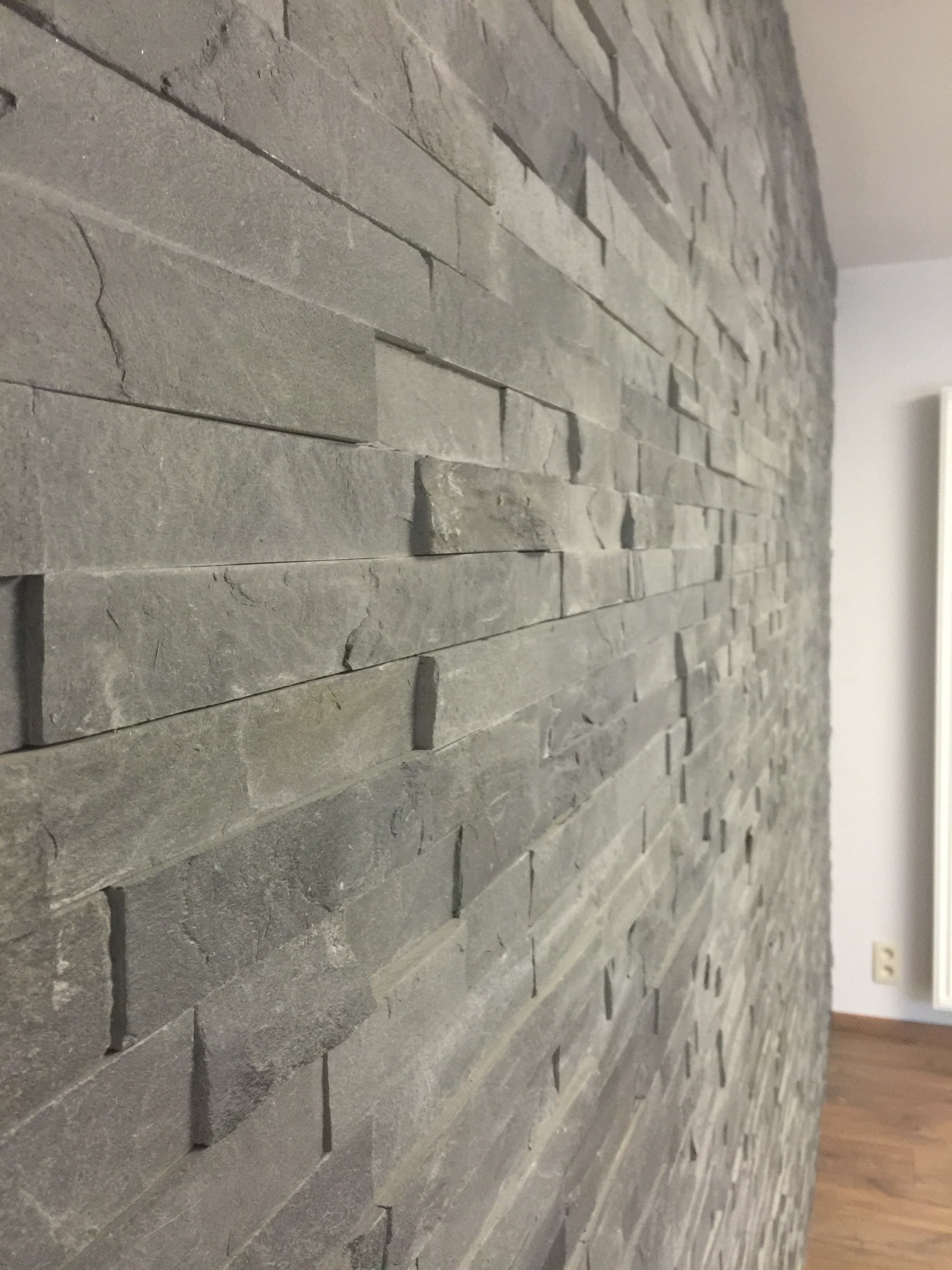 Mur intérieur habillé d’un parement en ardoise