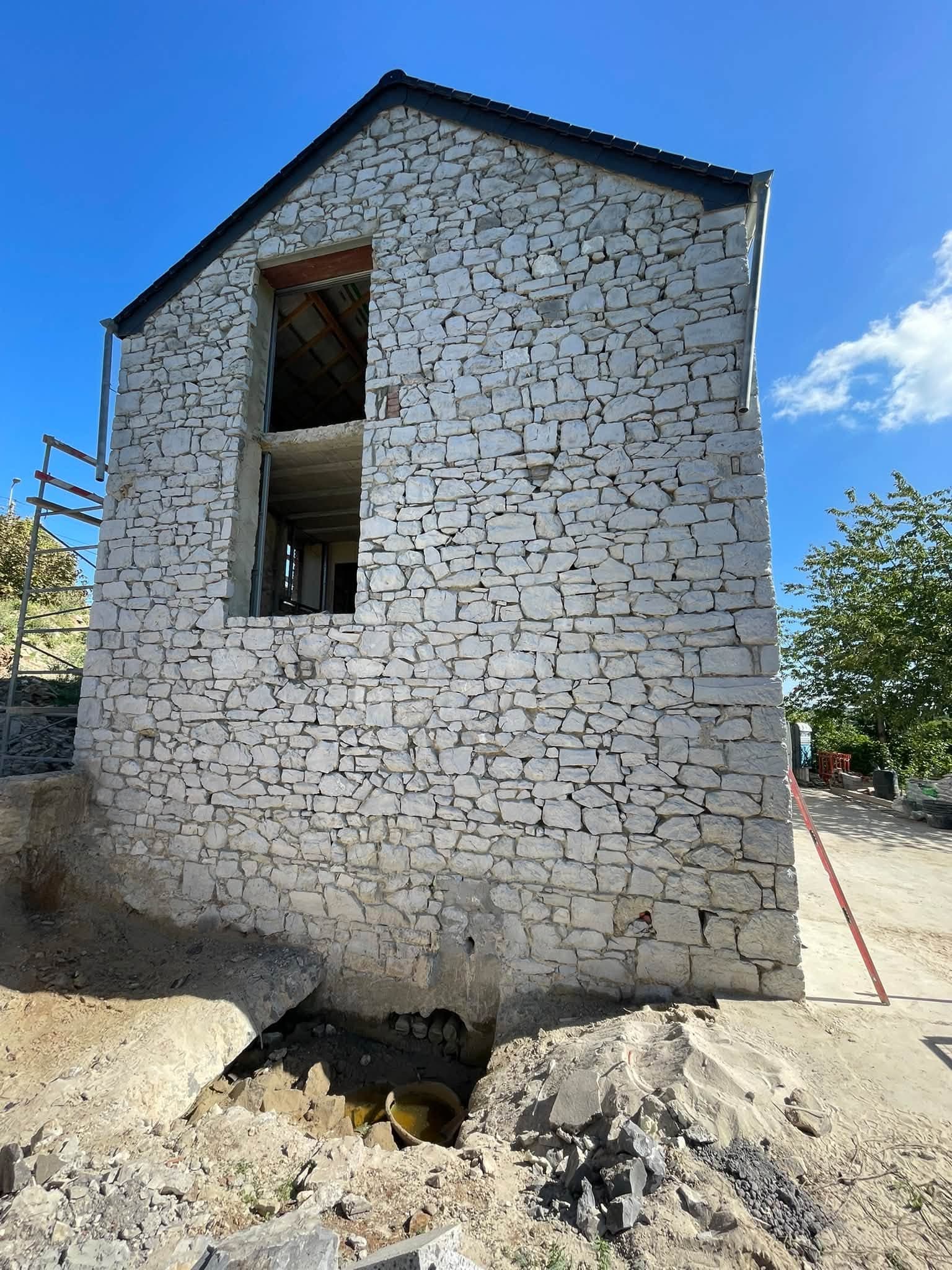 Pignon en pierre en cours de restauration