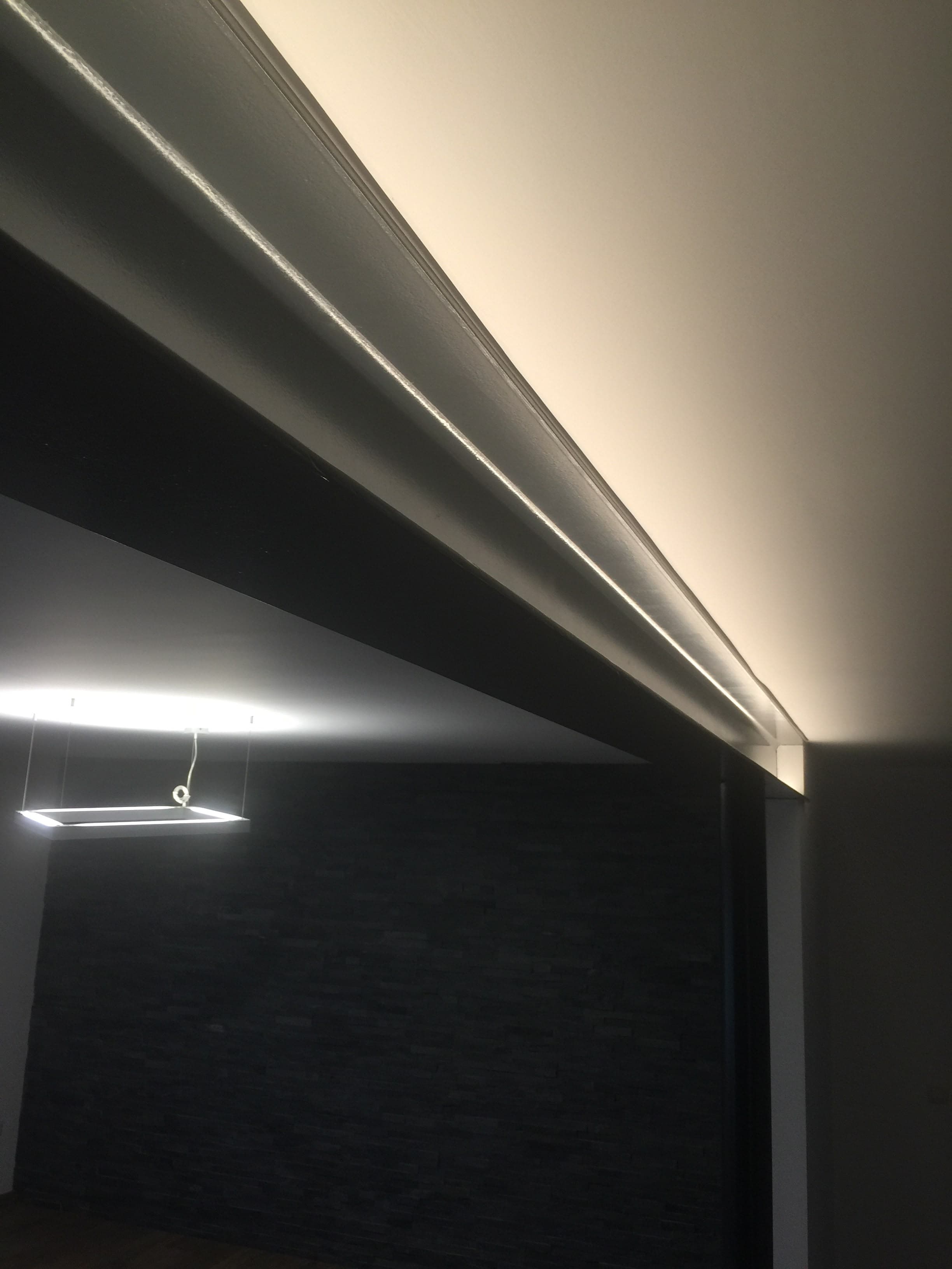 Plafond et mur intérieur éclairés par un bandeau lumineux
