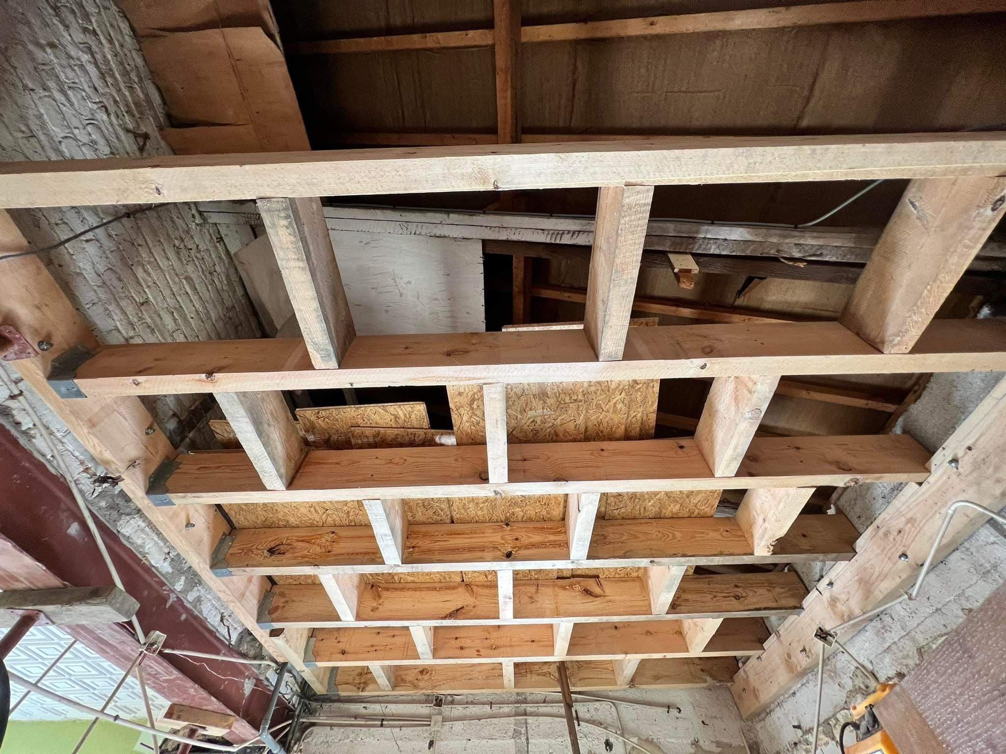 Structure de plancher en bois en cours de pose, vue d’en dessous
